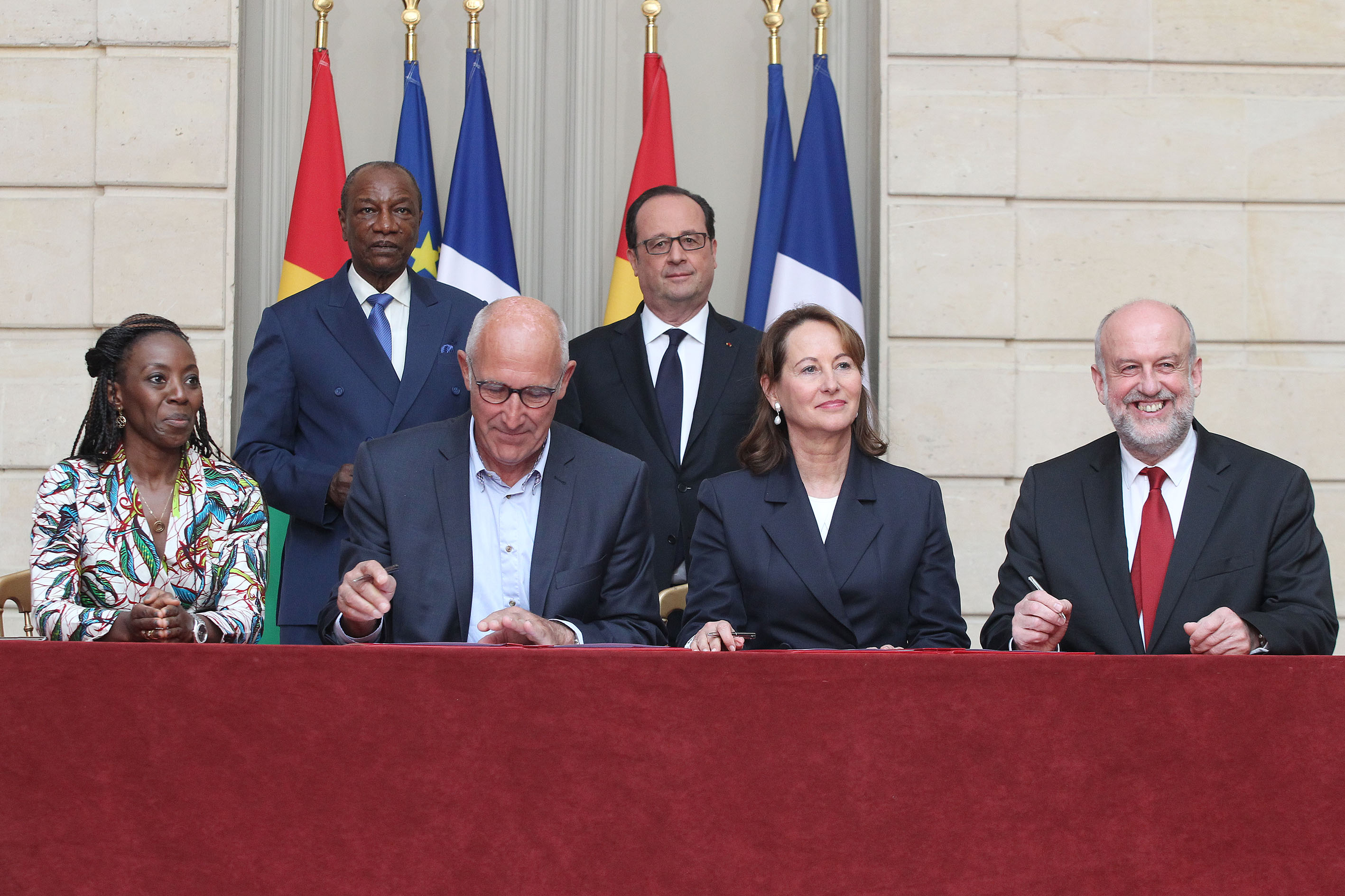 Signature par Pierre DEMERLÉ, Président de Guinée 44, du mémorandum d'engagement de l'ADEME sur le projet déchets